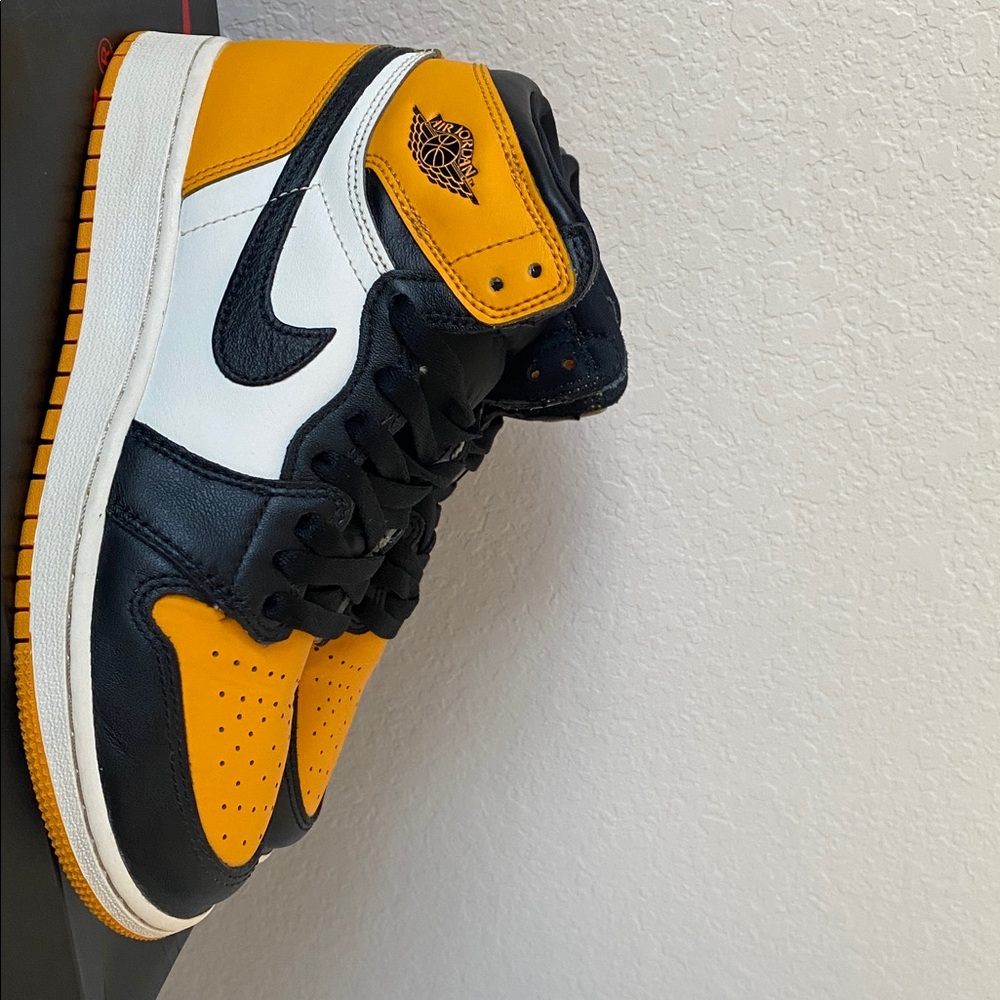 Jordan Men's and Women Black, White, and Yellow Sneakers